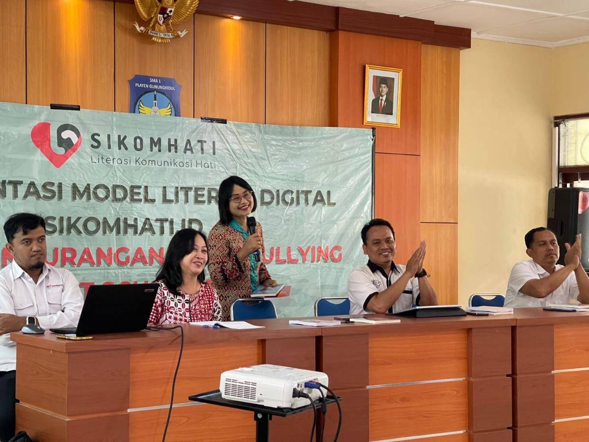Guru Besar Ilmu Komunikasi UPN ‘Veteran’ Yogyakarta, Prof. Puji Lestari (tengah) saat mengenalkan teori komunikasi hati.