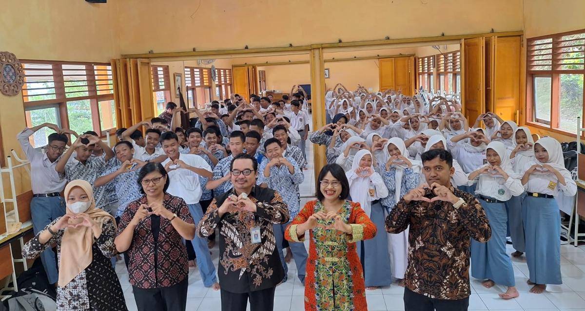 Guru Besar Ilmu Komunikasi UPN ‘Veteran’ Yogyakarta, Prof. Puji Lestari (tengah) saat mengenalkan teori komunikasi hati.
