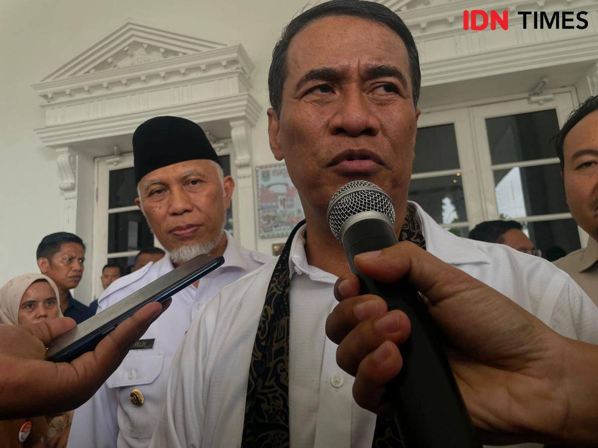 Menteri Pertanian Andi Amran Sulaiman saat diwawancarai awak media di Padang