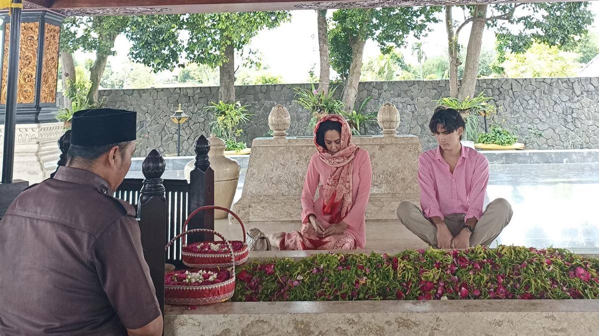 Kartika Sari Dewi Sukarno saat berziarah ke makam Bung Karno di Blitar. IDN Times/istimewa