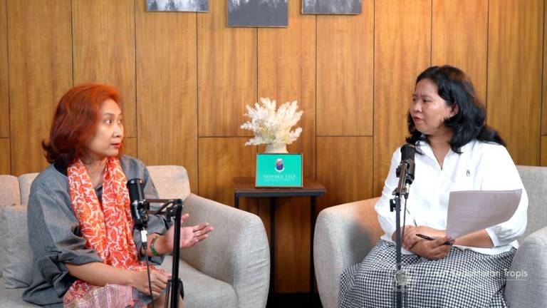 Prof. dr. E. Elsa Herdiana Murhandarwati, (kiri) di podcast TropmedTalk. (ugm.ac.id)