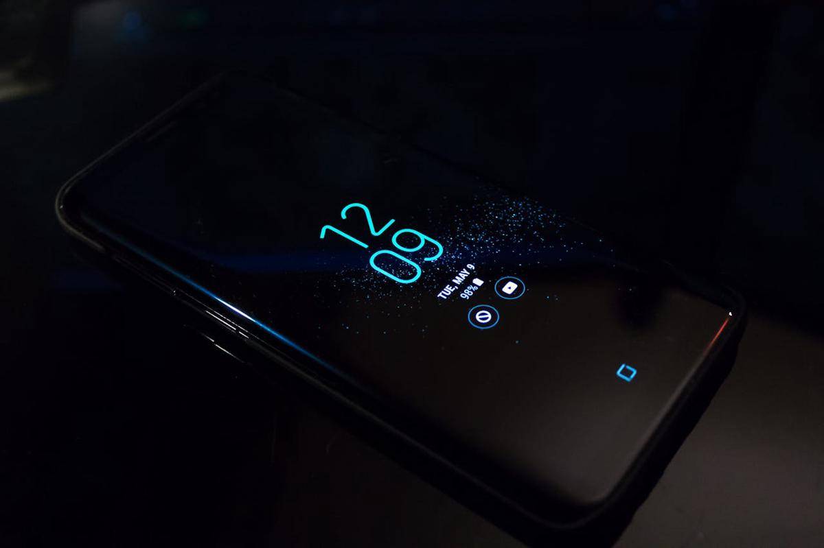 ilustrasi smartphone layar lengkung
