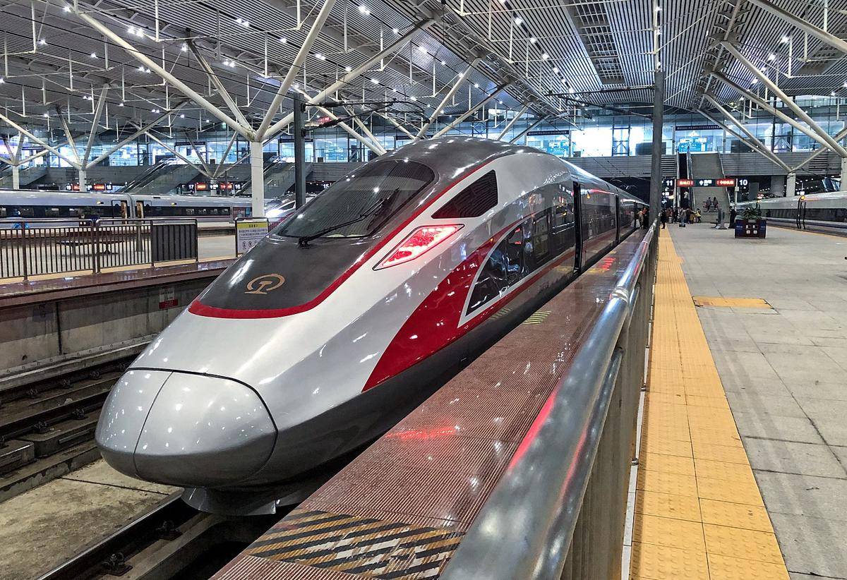 ilustrasi kereta cepat di Hong Kong West Kowloon Station