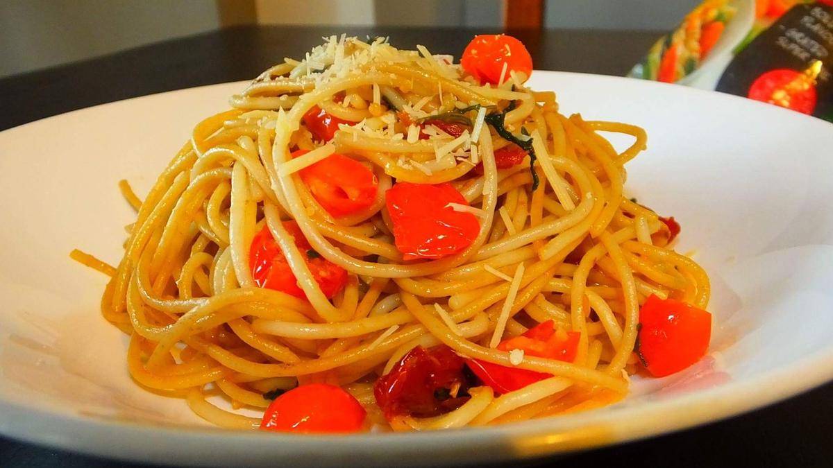 ilustrasi spaghetti aglio e olio (pixabay.com/yvonneanje)
