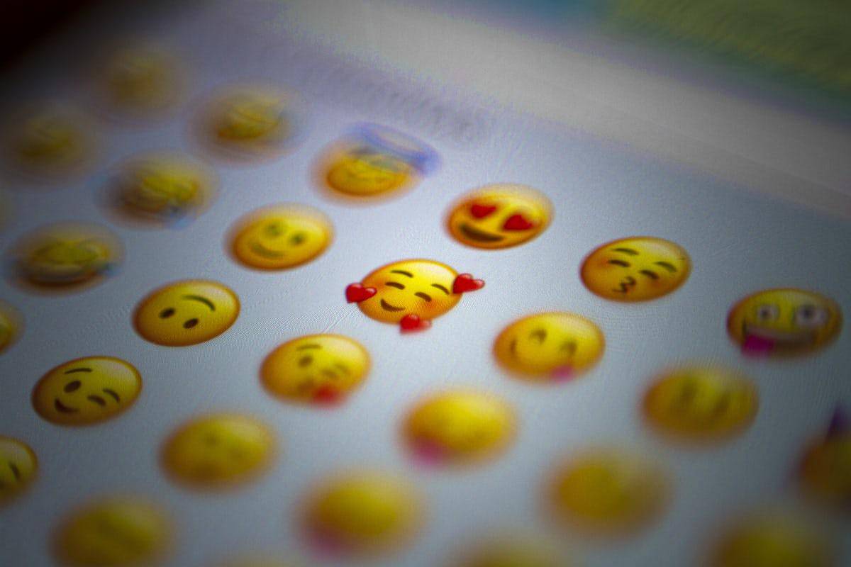 Emoji 😋 Artinya