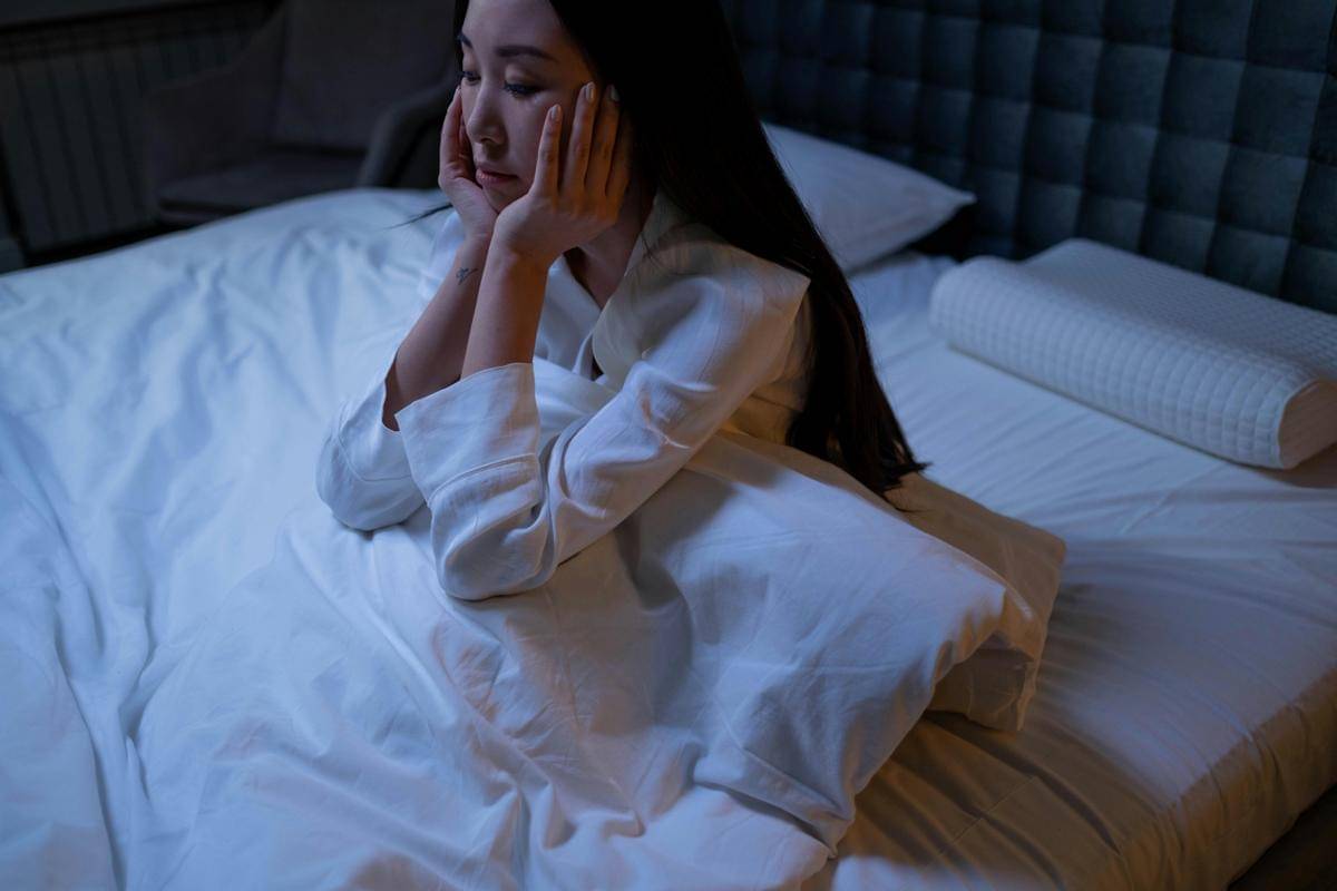 Seorang perempuan tidak bisa tidur, mengalami insomnia.