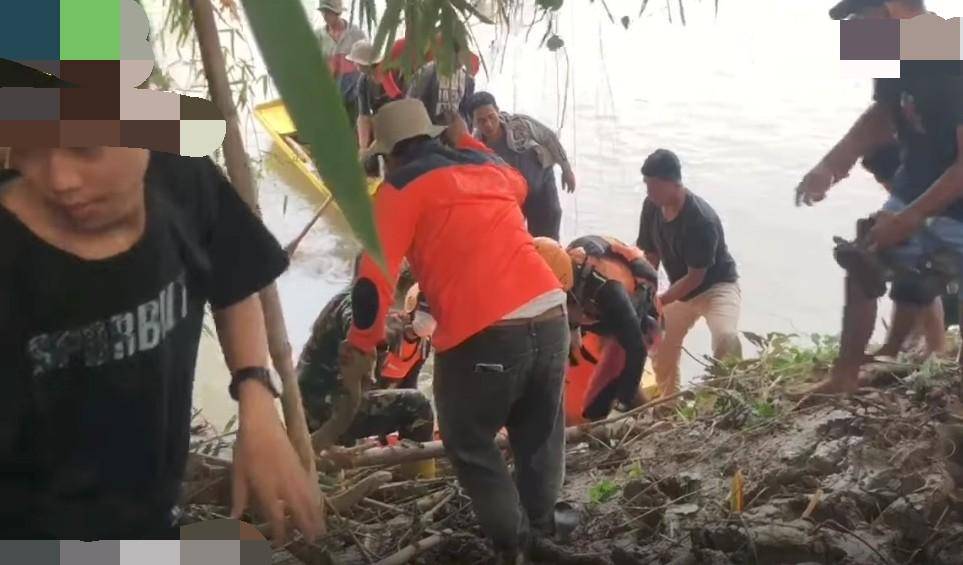 Tim SAR gabungan saat mengevakuasi jasad korban bocah SD tenggelam. (Dok. Basarnas Palembang)