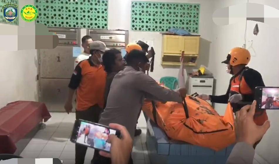 Tim SAR gabungan saat mengevakuasi jasad korban bocah SD tenggelam. (Dok. Basarnas Palembang)