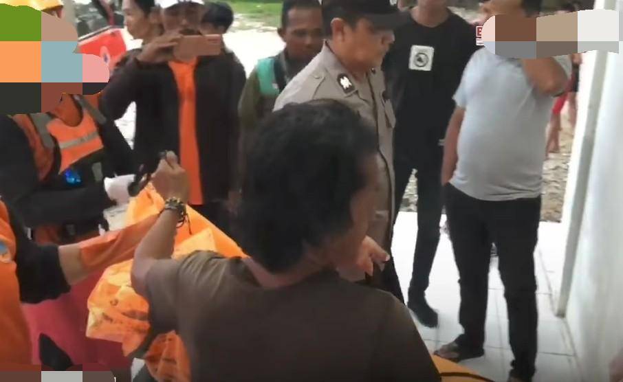 Tim SAR gabungan saat mengevakuasi jasad korban bocah SD tenggelam. (Dok. Basarnas Palembang)