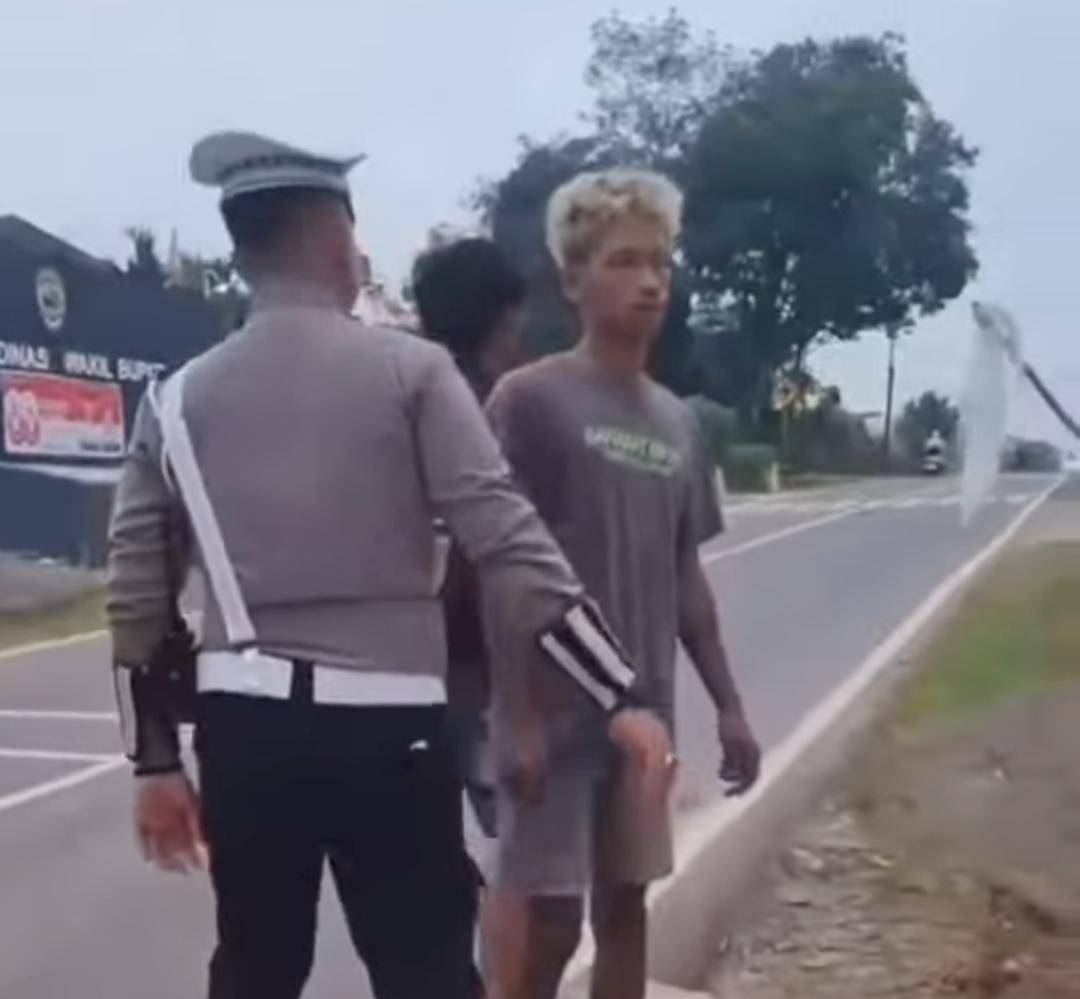 Anggota Satlantas PALI cekcok dengan sopir hingga pecahkan kaca truk. (Dok. Istimewa)