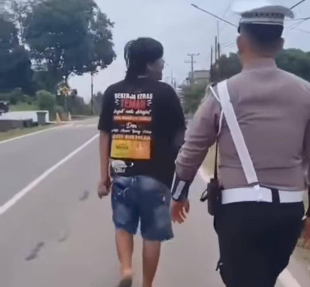 Anggota Satlantas PALI cekcok dengan sopir hingga pecahkan kaca truk. (Dok. Istimewa)