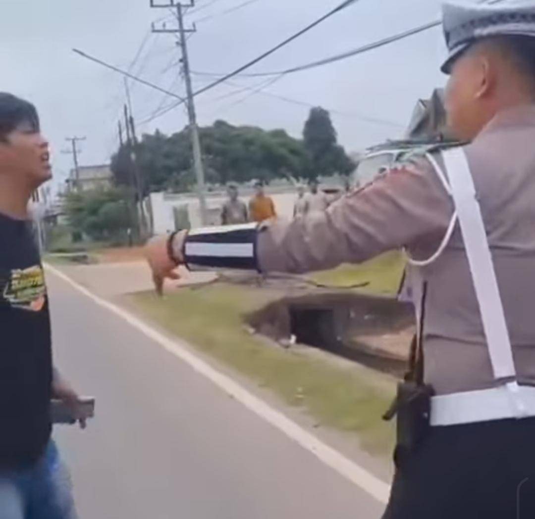 Anggota Satlantas PALI cekcok dengan sopir hingga pecahkan kaca truk. (Dok. Istimewa)