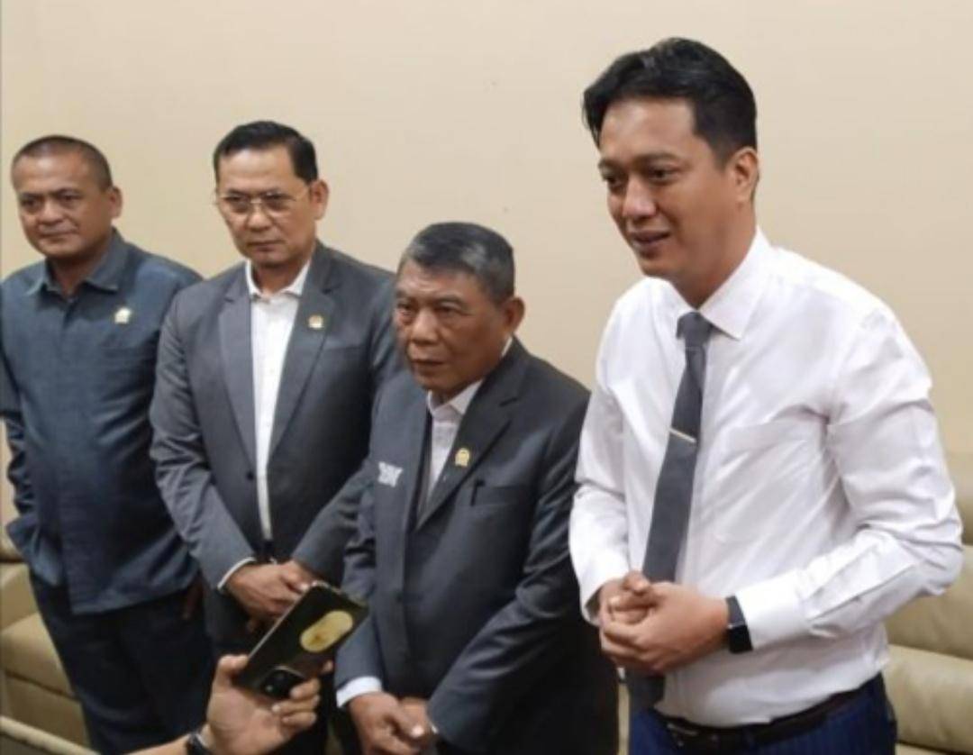 Ketua DPRD Ogan Ilir Edwin Cahya Putra didampingi Ketua Komisi III DPRD Ogan Ilir Arif Fahlevi dan Ketua Badan Kehormatan Sofian Ali saat press rillis. (Dok. Istimewa)