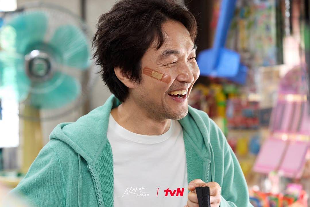 Shin (Han Suk Kyu) di Shin's Project (instagram.com/tvn_drama)