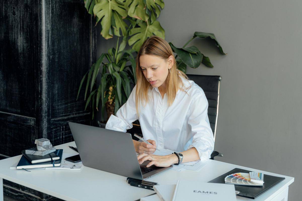 ilustrasi seorang data analyst (pexels.com/Antoni Shkraba Studio)