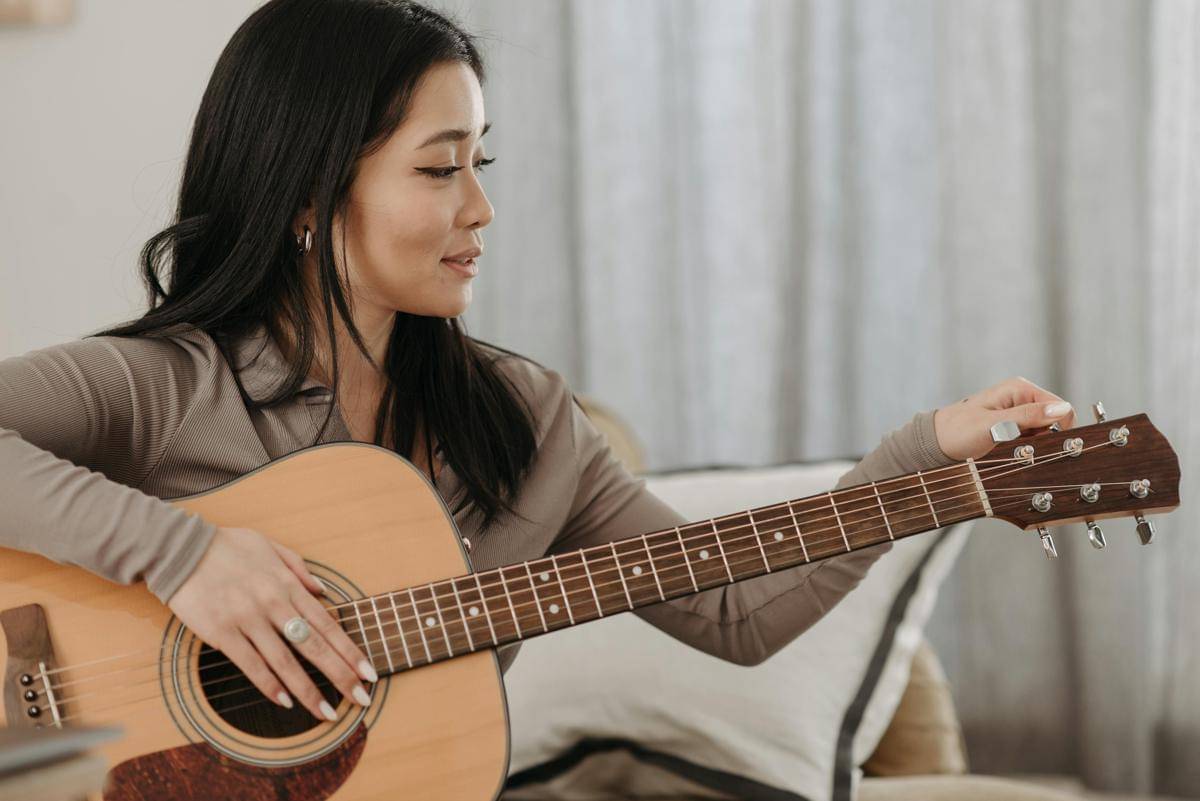 ilustrasi bermain alat musik