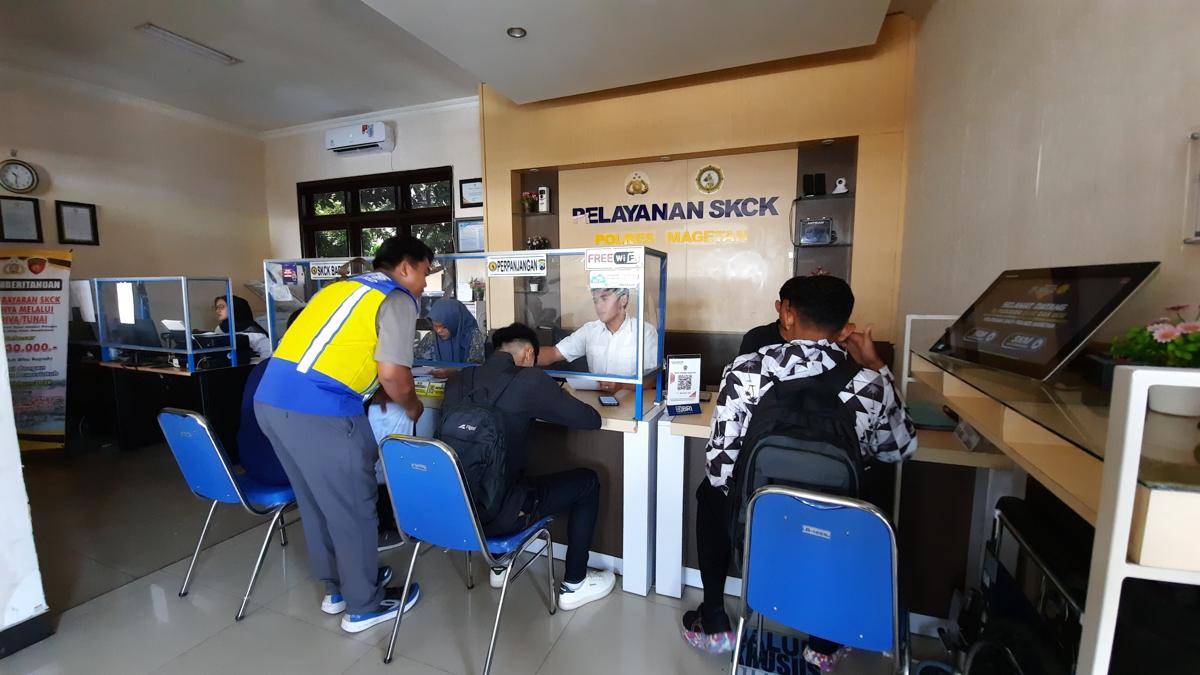 Pemohon SKCK di Sat Intelkam Polres Magetan membludak. IDN Times/Riyanto.