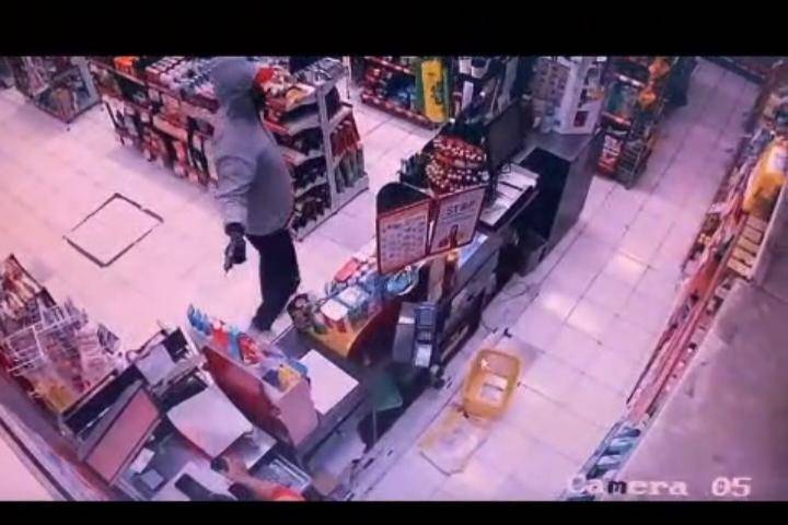 Tangkapan layar CCTV Indomaret detik detik para pelaku beraksi. IDN Times/Istimewa.