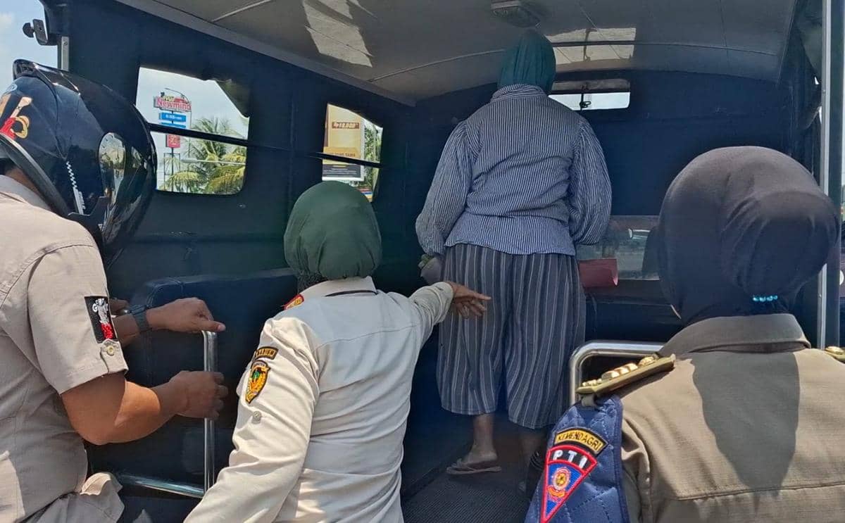 Meliana Santi Dewi (46) pengemis yang pukul pengendara motor di Exit Tol Madiun dievakuasi Dinsos. IDN Times/Riyanto.