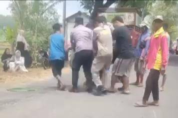 Kecelakaan maut terjadi di Jalan Raya Ngawi–Ngrambe KM 34–35, tepatnya di Desa Cepoko, Kecamatan Ngrambe, Kabupaten Ngawi. IDN Times/Istimewa. 