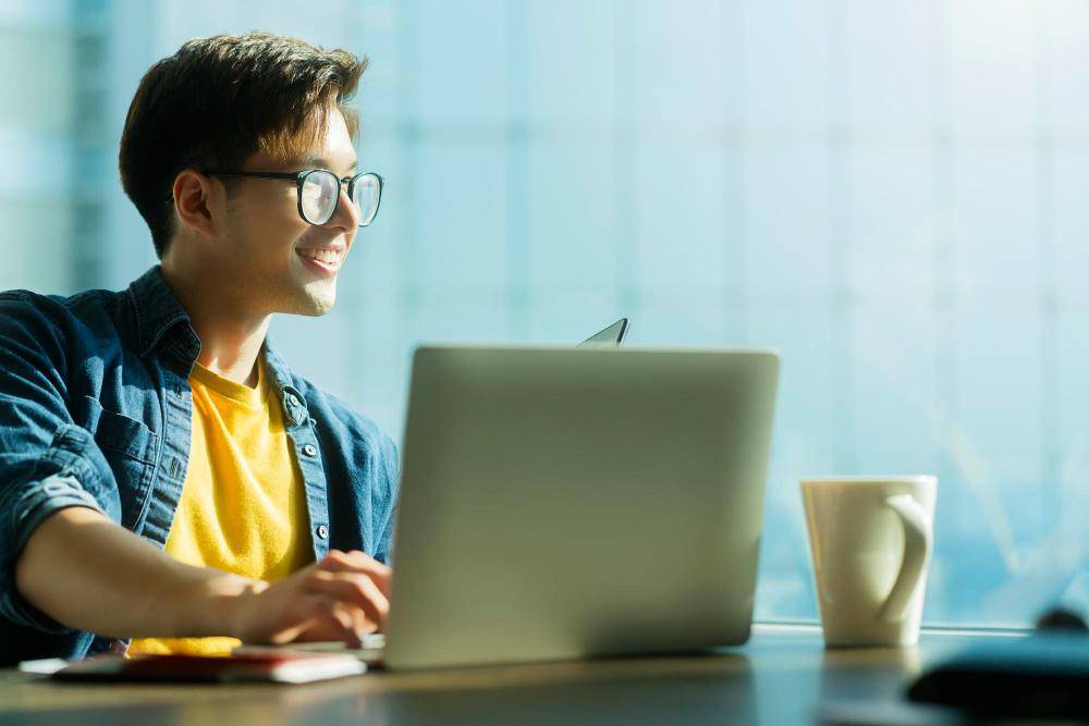 ilustrasi tersenyum di depan laptop (freepik.com/lifestylememory)