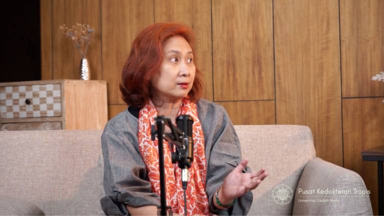 Prof. dr. E. Elsa Herdiana Murhandarwati, M.Kes., Ph.D. di podcast TropmedTalk. (ugm.ac.id)