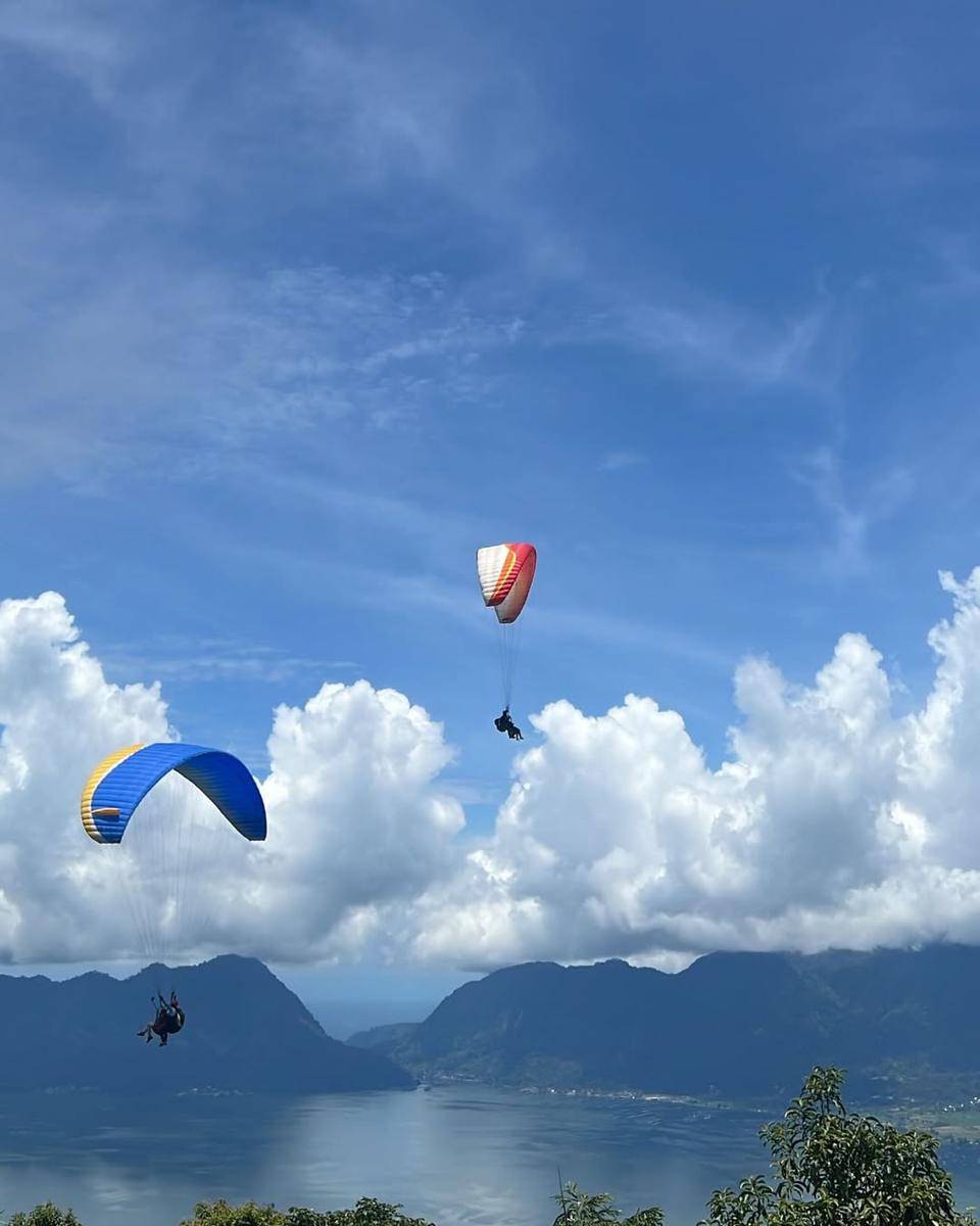 ilustrasi paralayang di Puncak Lawang