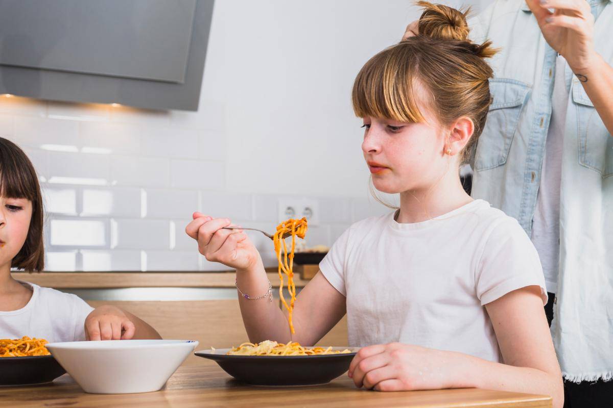 ilustrasi anak makan mie (freepik.com)