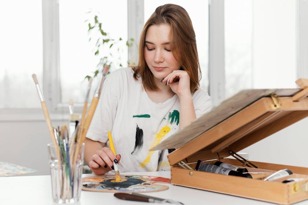 ilustrasi perempuan melukis (freepik.com/freepik)