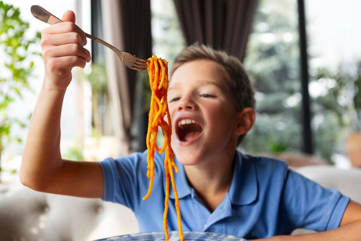 ilustrasi anak makan mie (freepik.com)