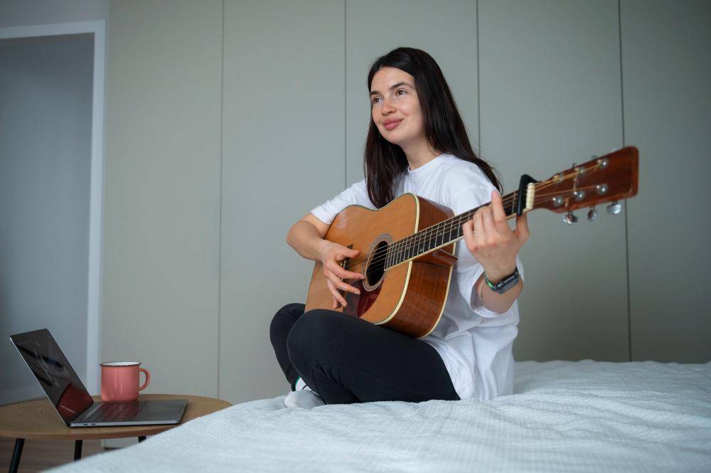 ilustrasi perempuan bermain gitar