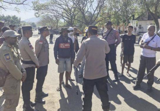 Kapolres Alor, AKBP Nur Azhari menghadang kelompok pemuda yang ingin bertikai di Tugu Simpang Watutuku, Alor. (Dok Polres Alor)