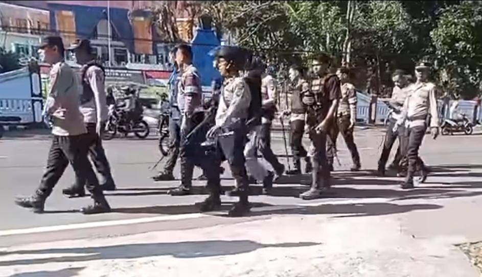 Sejumlah petugas kepolisian melakukan penjagaan merespon aksi Pemuda Welai yang niat berperang dengan pemuda Wetabua. (faceboook.com/Ayu Phatiradzha)