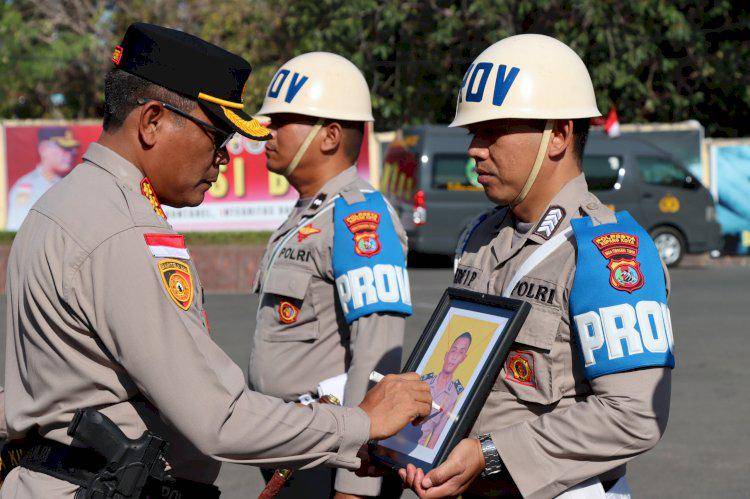 Kapolresta Kupang, Kombes Pol. Djoko Lestari, memimpin upacara PTDH. (Dok Polresta Kupang Kota)