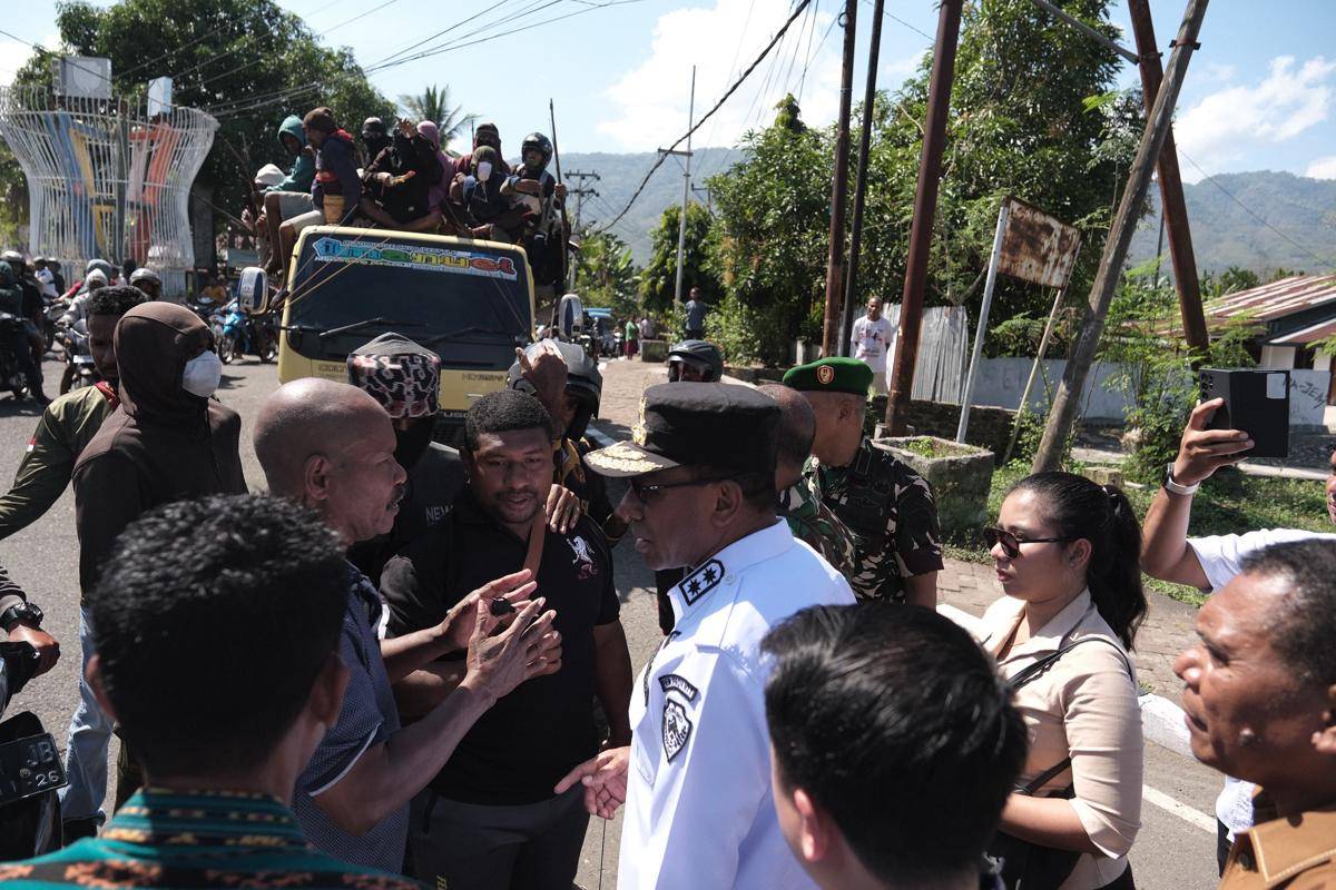 Wakil Gubernur NTT Johni Asadoma menghadang massa di Tugu Simpang Watutuku, Alor - NTT, yang ingin perang terbuka. (Dok Humas Setda Provinsi NTT)