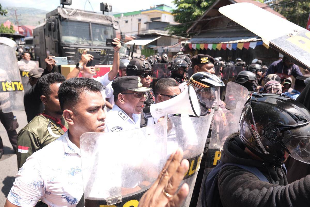 Wakil Gubernur NTT Johni Asadoma menghadang massa di Tugu Simpang Watutuku, Alor - NTT, yang ingin perang terbuka. (Dok Humas Setda Provinsi NTT)