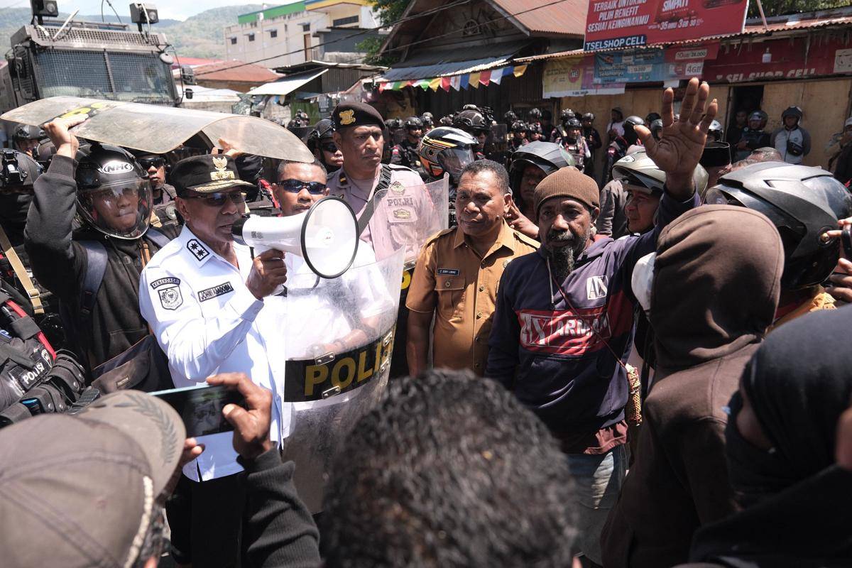 Wakil Gubernur NTT Johni Asadoma memegang pengeras suara saat berhadapan dengan massa di Alor yang ingin perang terbuka. (Dok Humas Setda Provinsi NTT)