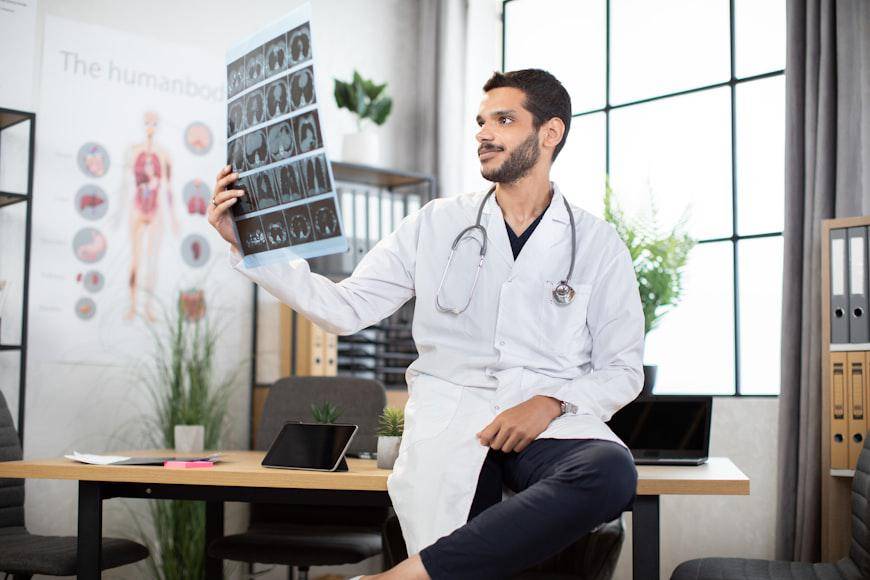 Ilustrasi Dokter Meneliti Hasil Rontgen (Unsplash.com/@gettyimages) 