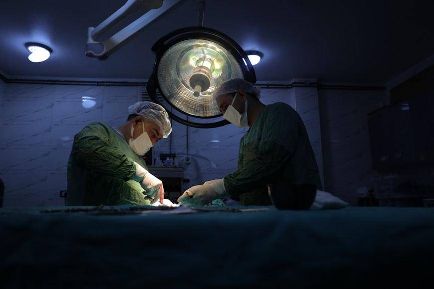 Ilustrasi Dokter Melakukan Operasi (Unsplash.com/@mohamadazaam) 