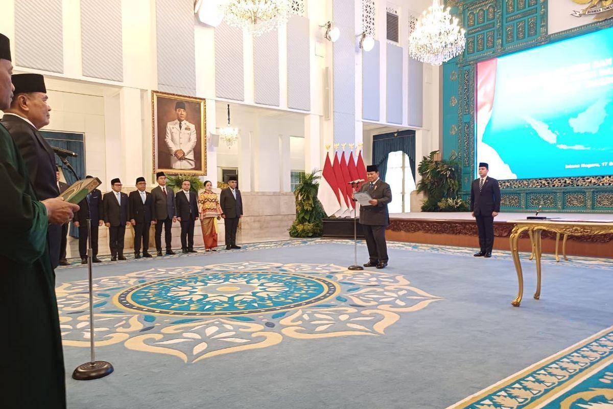Prabowo resmi memberhentikan Hasan Nasbi dari jabatannya sebagai Kepala Presidential Communication Office (PCO), yang kini namanya berubah menjadi Badan Komunikasi Pemerintah.