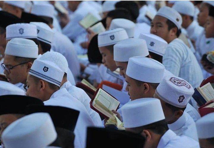 Gambar Santri sedang Belajar Di Pesantren