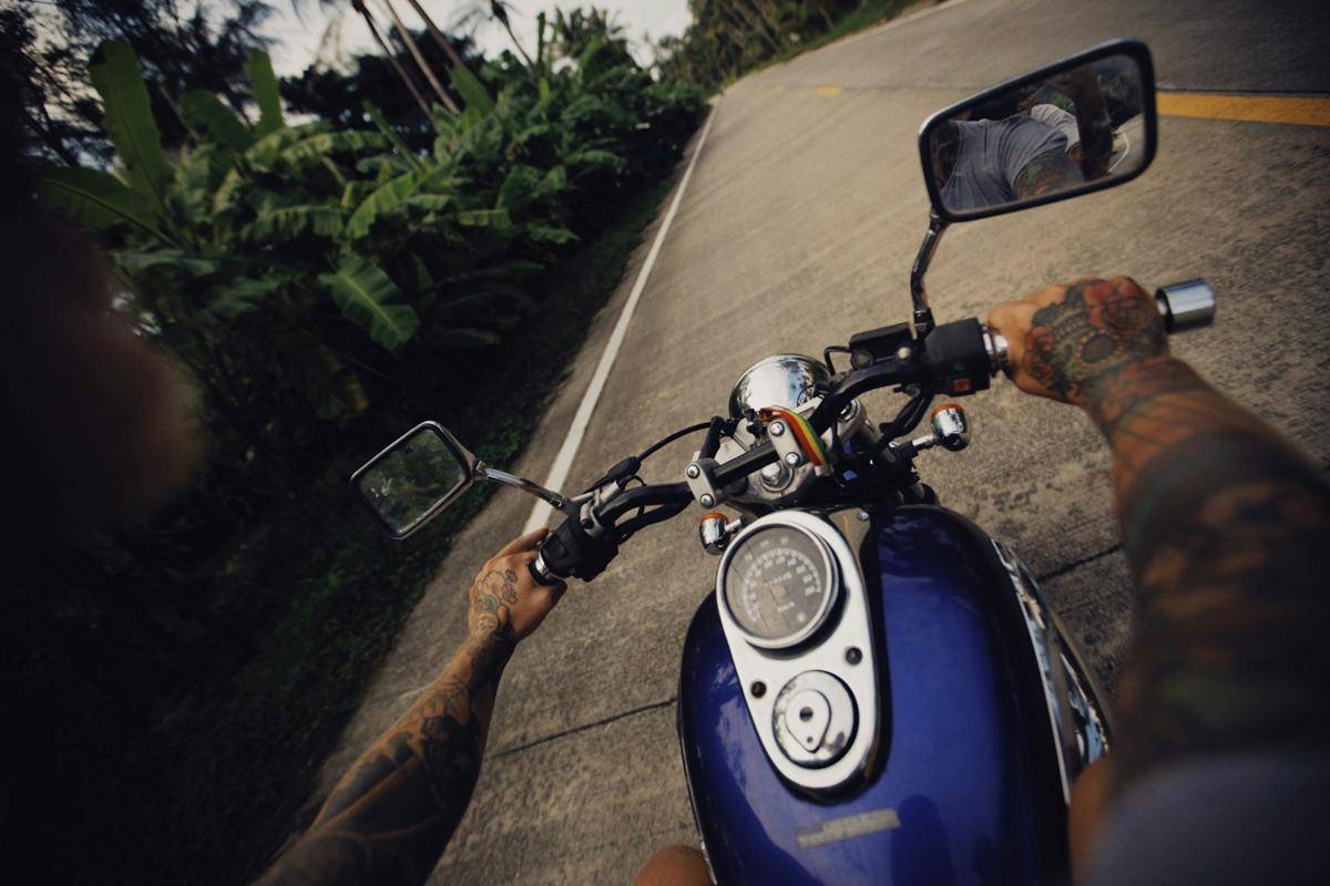 ilustrasi mengendarai motor (unsplash.com/Alexey Demidov)