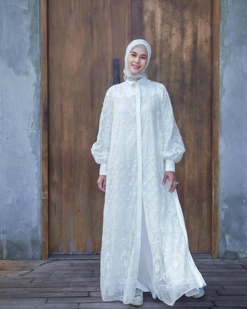 padu padan outfit lace minimalis (instagram.com/paula_verhoeven)