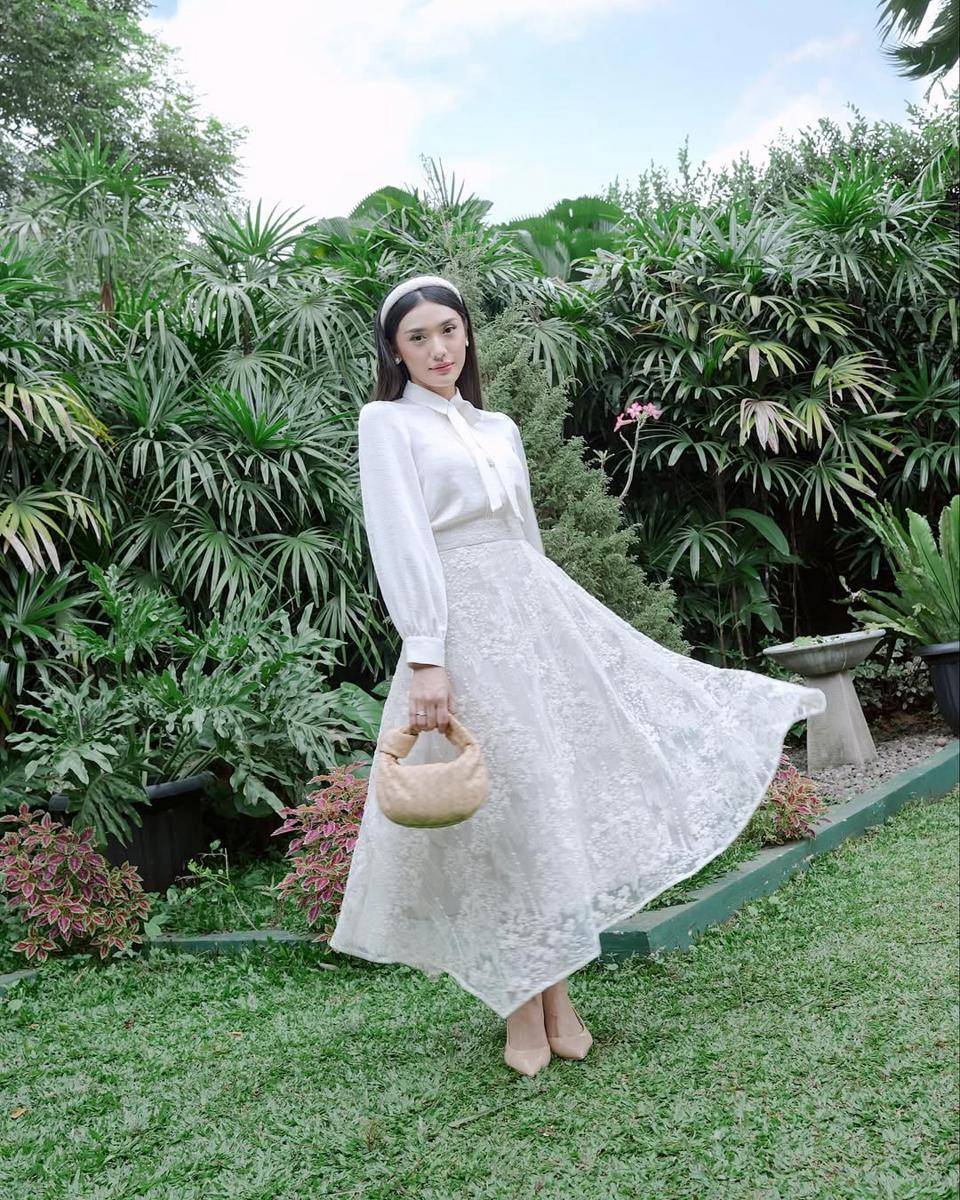 padu padan outfit lace minimalis (instagram.com/anissaaziza)
