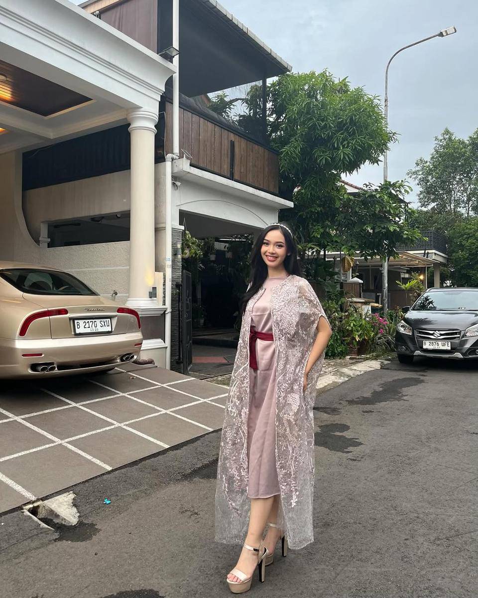 padu padan outfit lace minimalis (instagram.com/salmaranggitaa)
