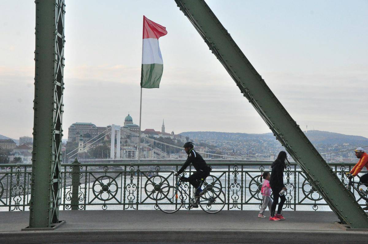 bendera Hungaria.(unsplash.com/I Do Nothing But Love)
