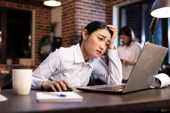 Guru Besar UGM soal Pemicu Fenomena Job Hugging: Pasar Kerja Sulit