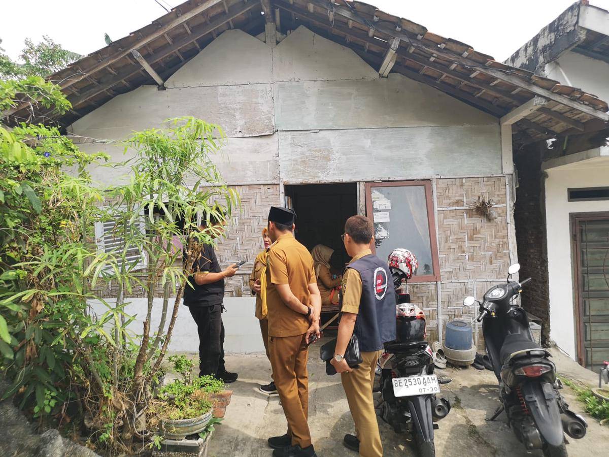 Kunjungan Dinas PPPA ke rumah siswi korban bullying. (IDN Times/istimewa)