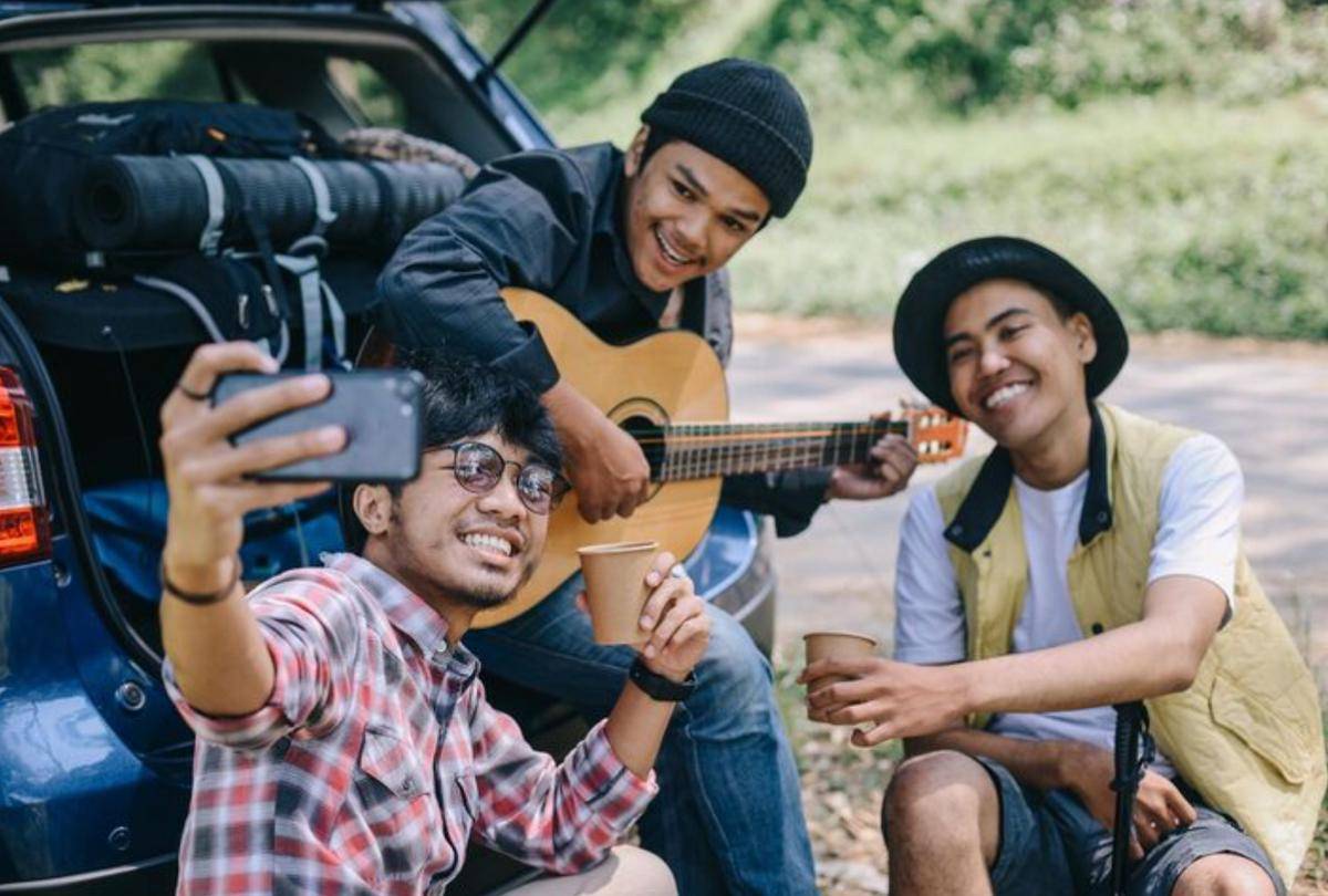 ilustrasi main tebak lagu saat road trip (freepik.com/garakta_studio)