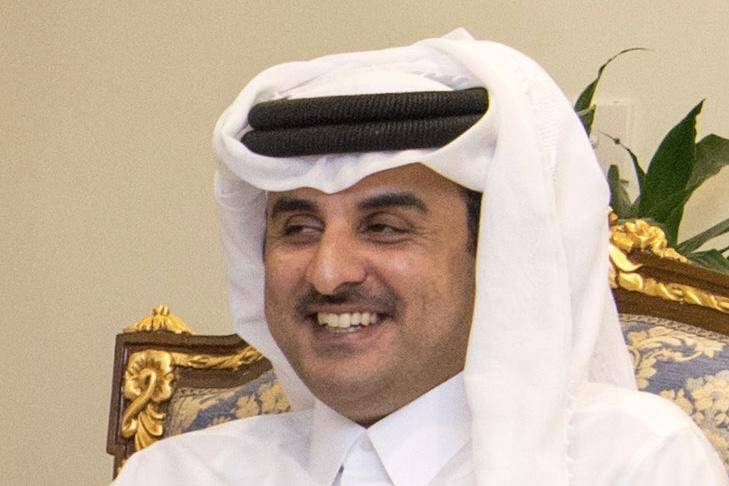 Foto Emir Qatar, Sheikh Tamim bin Hamad Al-Thani, saat bertemu dengan Jim Mattis, Menteri Pertahanan AS, di Pangkalan Udara Al Udeid pada 28 September 2017. Momen tersebut diabadikan dalam foto resmi Departemen Pertahanan AS oleh Sersan Staf Angkatan Udara Jette Carr. (Jim Mattis, Berkas ini menggunakan lisensi Creative Commons Atribusi 2.0 Internasional, via Wikimedia Commons)